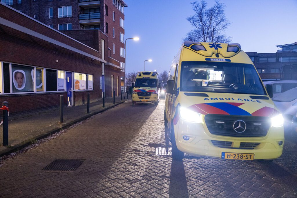 Auto rijdt kinderdagverblijf binnen in Velserbroek - 112 Nederland