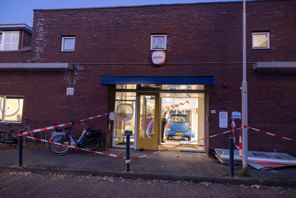 Auto rijdt kinderdagverblijf binnen in Velserbroek - 112 Nederland