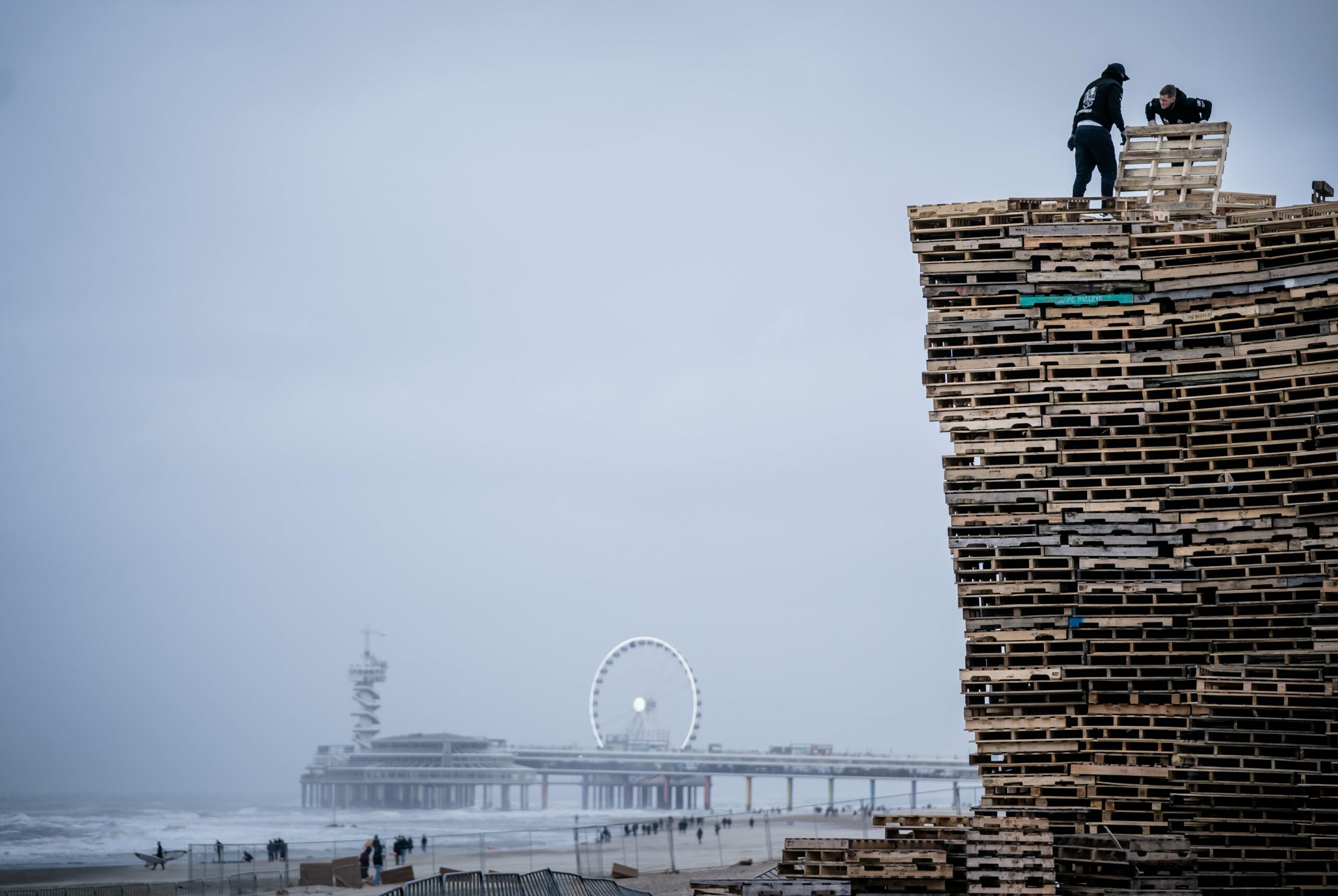 Scheveningen Steekt Vreugdevuur Dag Eerder Aan Om Weersverwachting