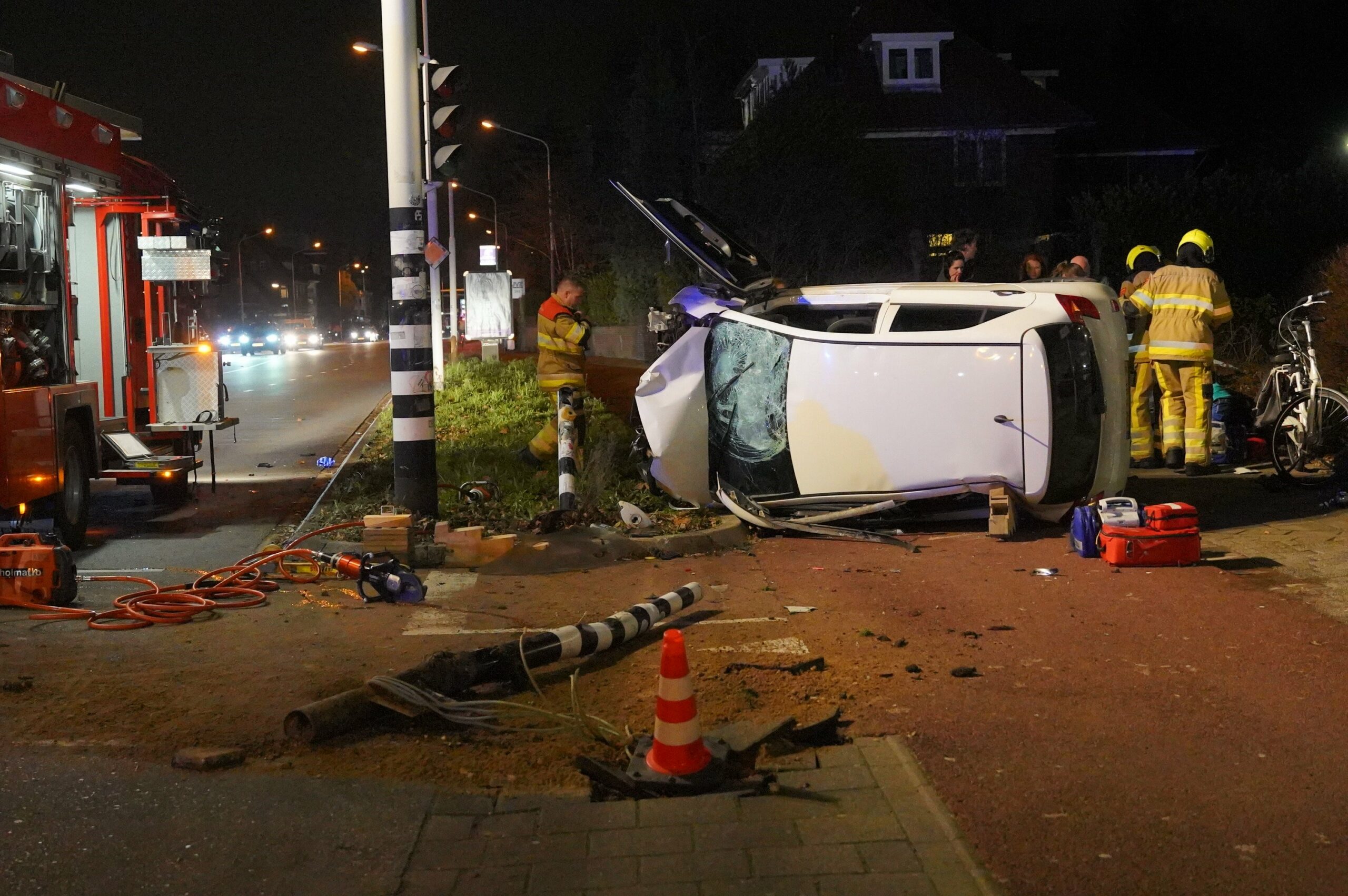 Auto rijdt over fietspad en schept drie fietsers - 112 Nederland