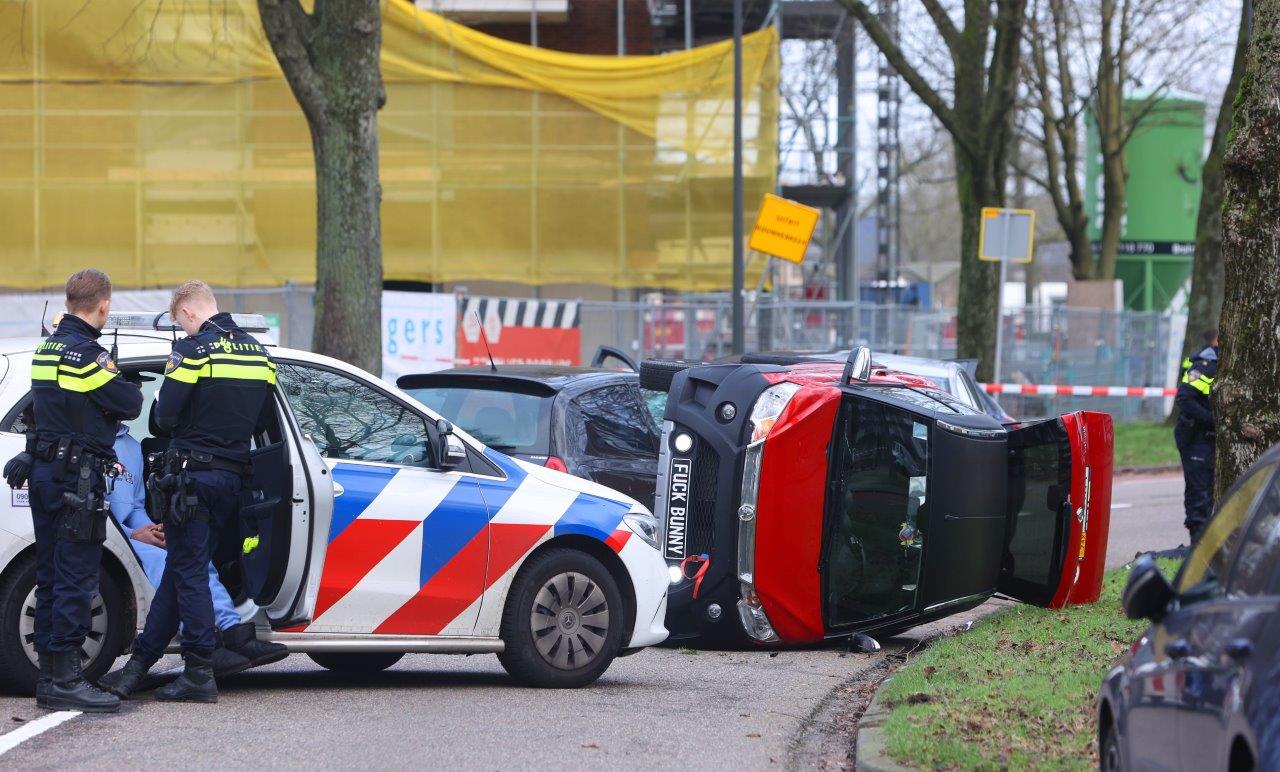 Auto Rijdt In Op Agenten Na Verkeersruzie Agenten Lossen Schot