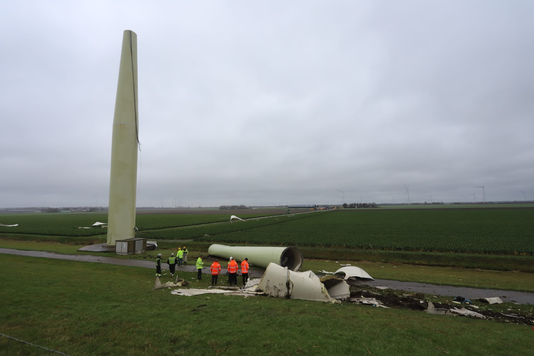 UPDATE: Grote ravage: Bovenste deel van windmolen afgebroken