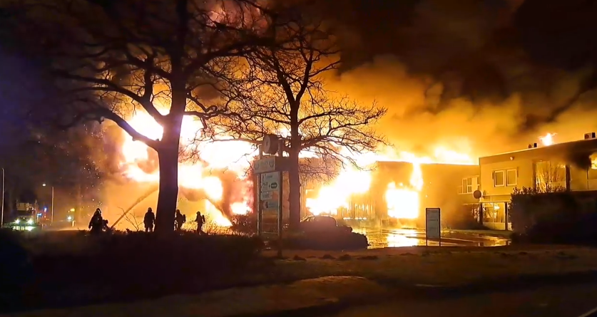 Foto’s en video’s: Zeer grote brand legt bedrijfspanden in as Almelo