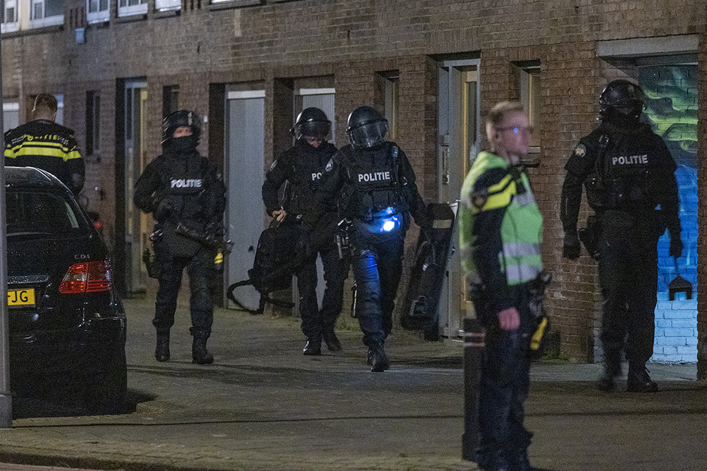 (Foto’s) Arrestatieteam Houdt Man Aan In Woning Na Conflict