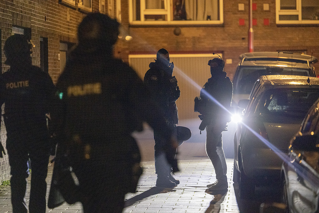 Man aangehouden door arrestatieteam aan de Schulpweg in Velsen-Noord - 112 Nederland