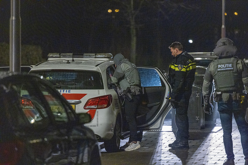 Man aangehouden door arrestatieteam aan de Schulpweg in Velsen-Noord - 112 Nederland
