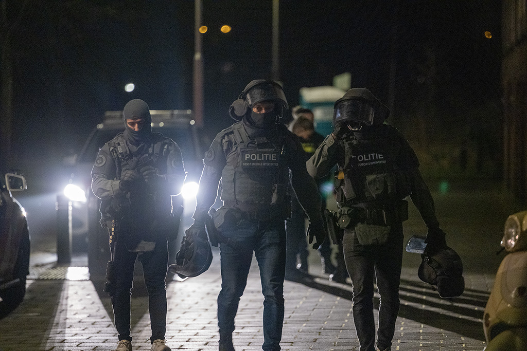 (Foto’s) Arrestatieteam Houdt Man Aan In Woning Na Conflict