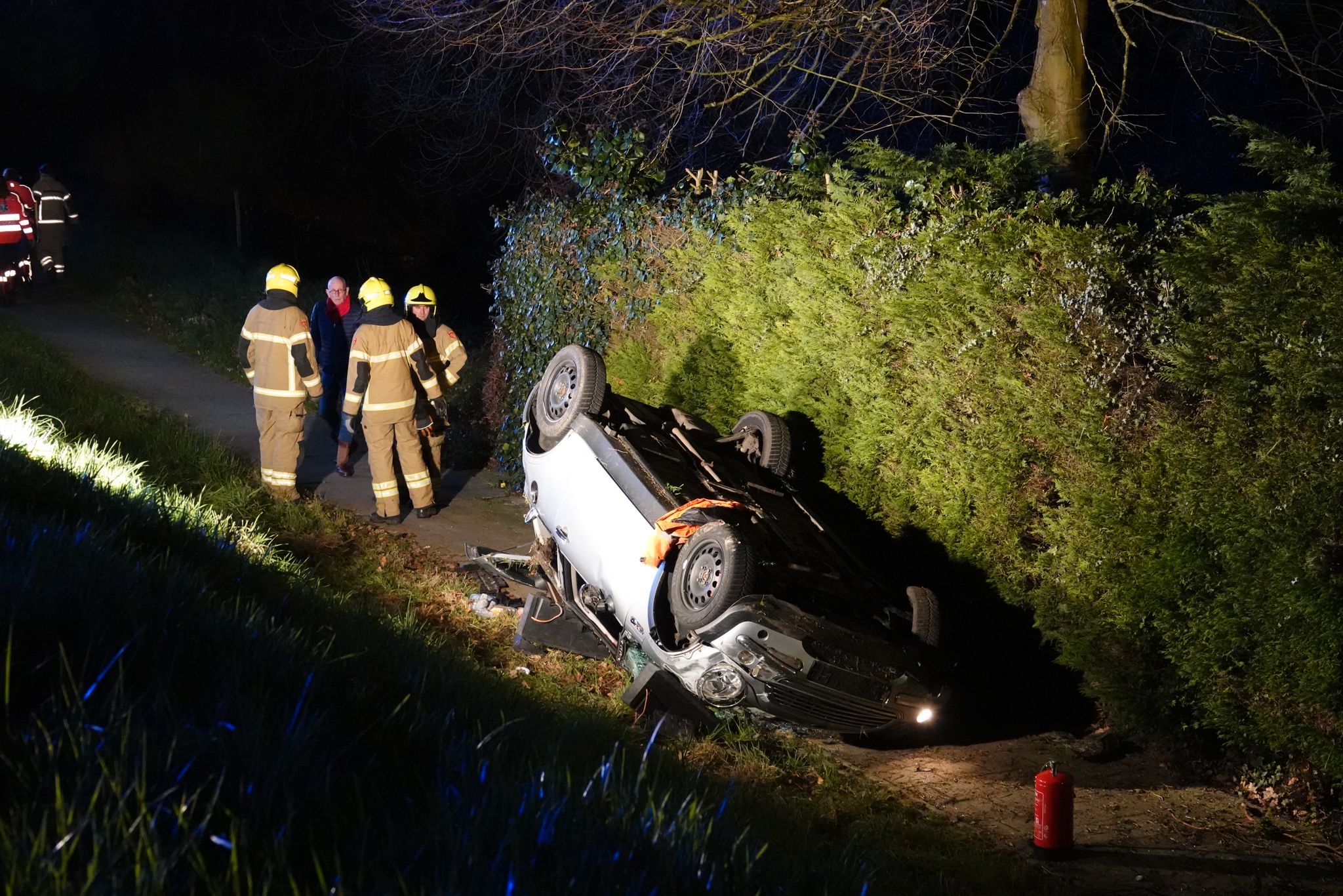 Auto Raakt Van De Dijk Slaat Over De Kop, Vier Gewonden