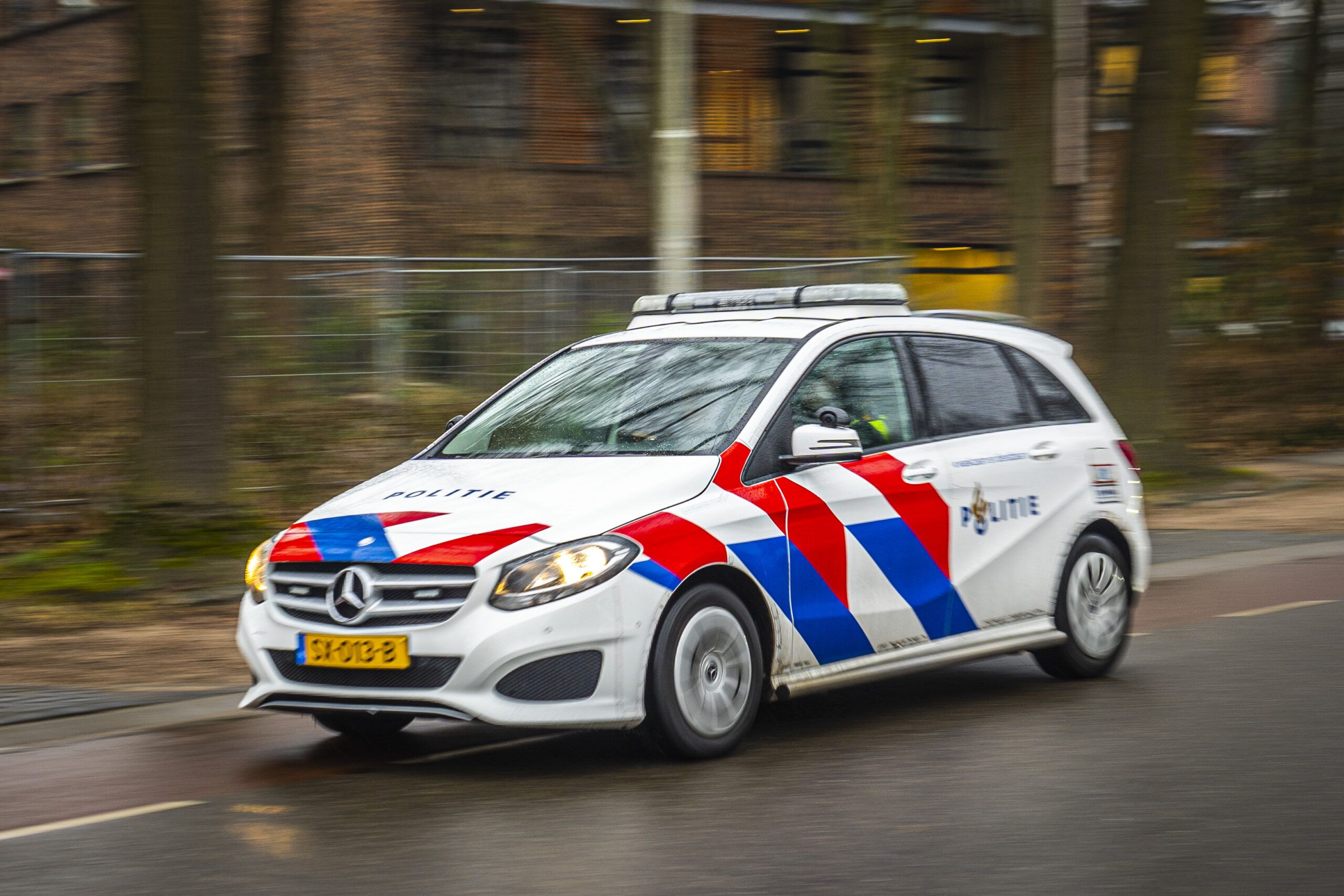 Drugs en wapen aangetroffen in auto, bestuurder aangehouden
