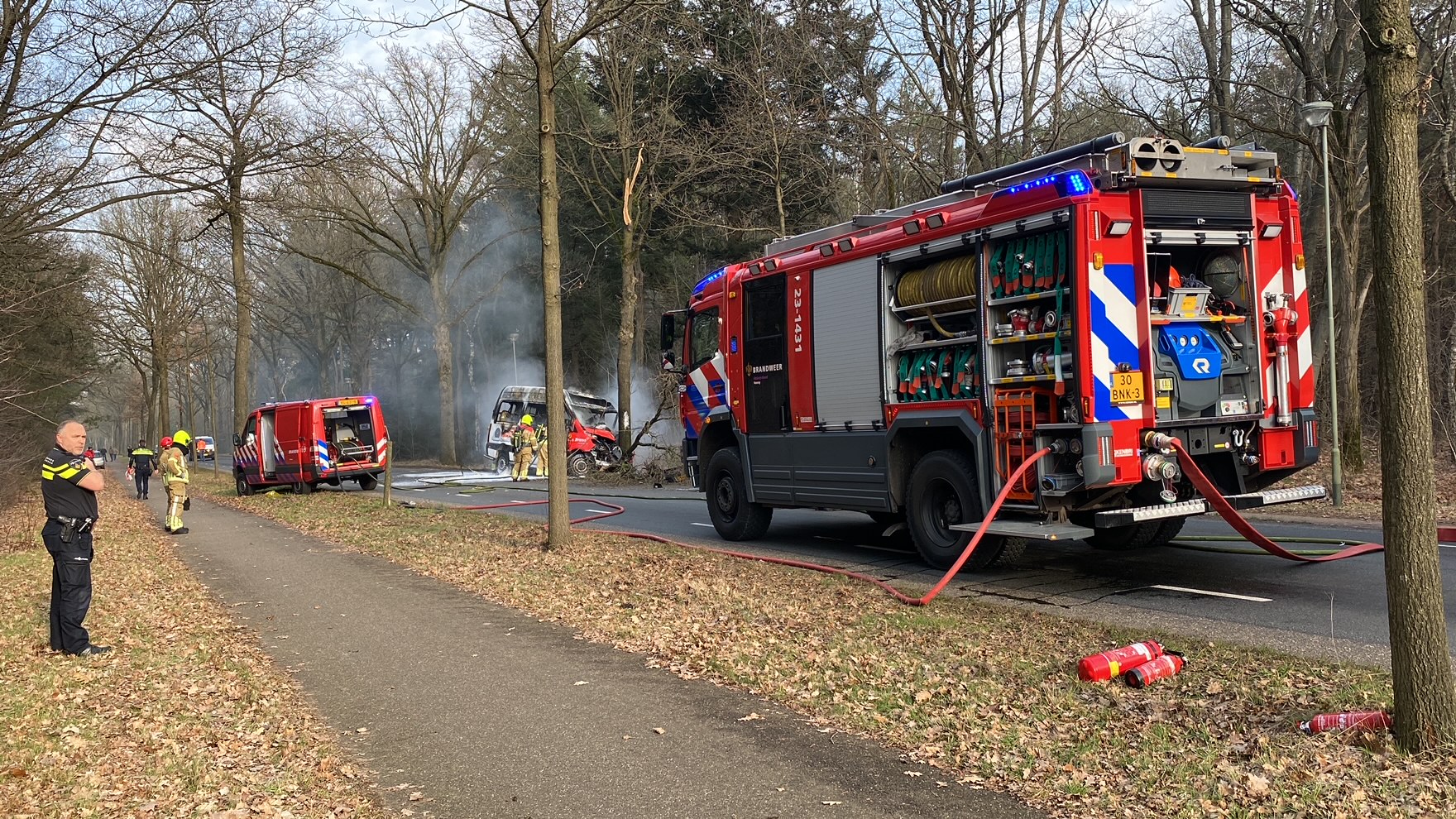 Dode Bij Ongeluk: Personenbusje Vliegt In Brand Na Botsing Tegen Boom ...