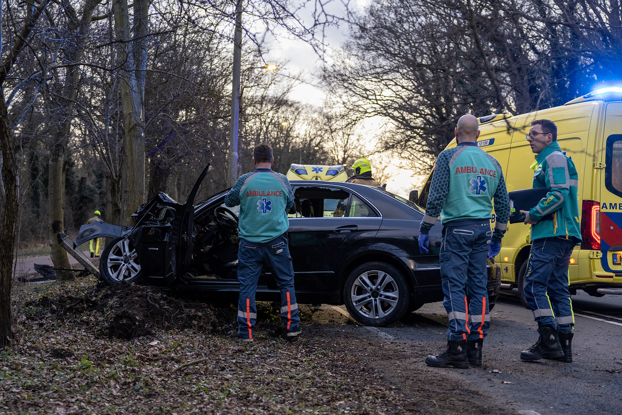 Taxichauffeur ernstig gewond na botsing tegen boom in IJmuiden - 112 Nederland