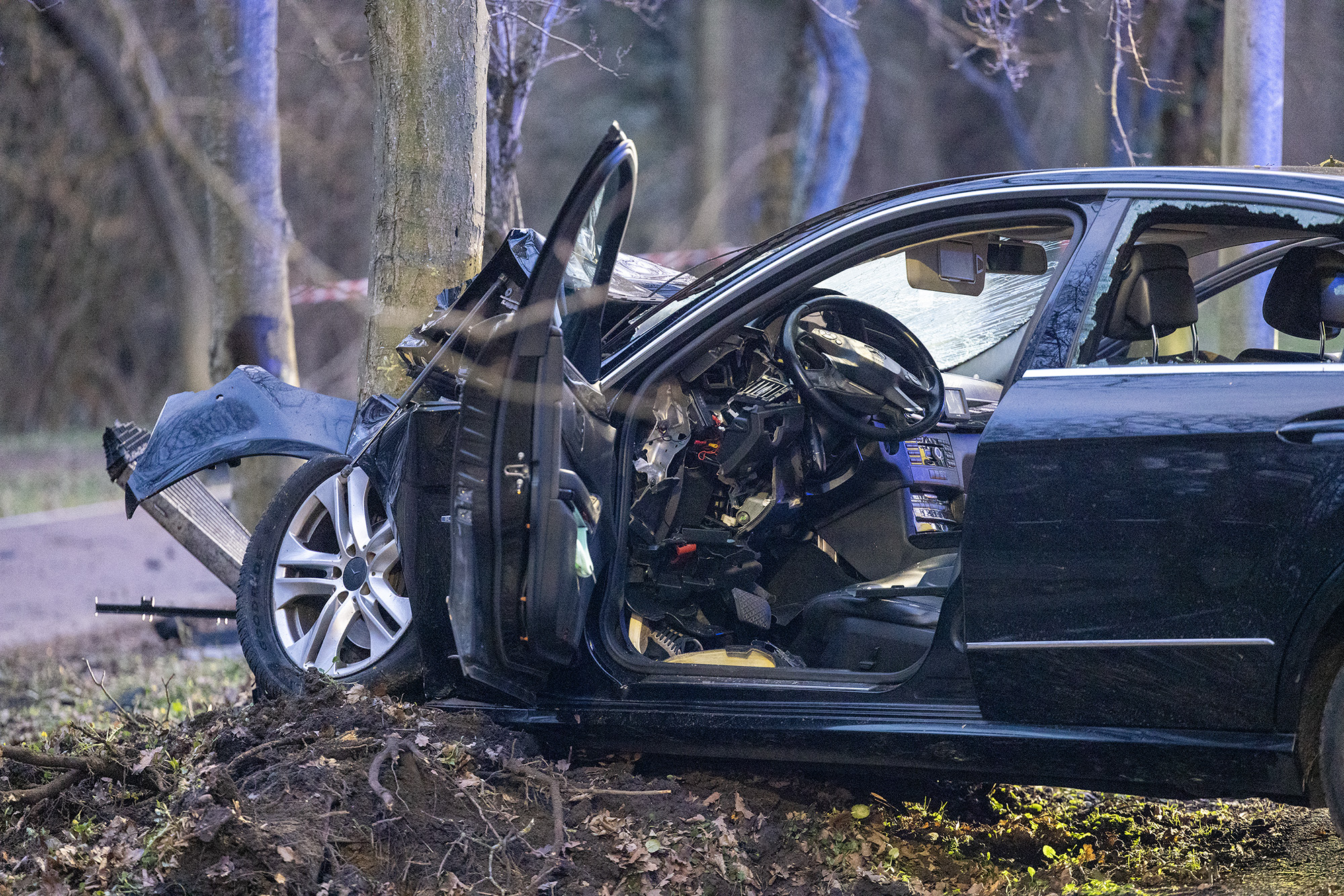 Taxichauffeur ernstig gewond na botsing tegen boom in IJmuiden - 112 Nederland