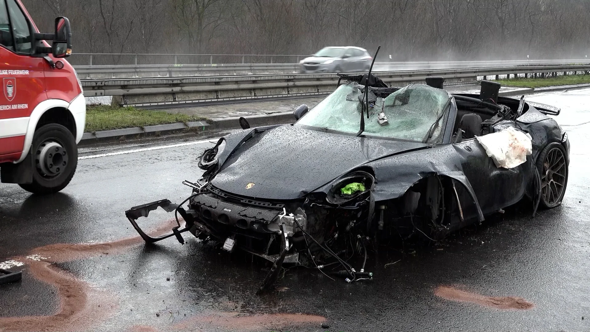 4-Tote-nach-Crash-mit-3-Porsche-bei-Emmerich.mp4.00_03_22_11.Still004.jpg.webp