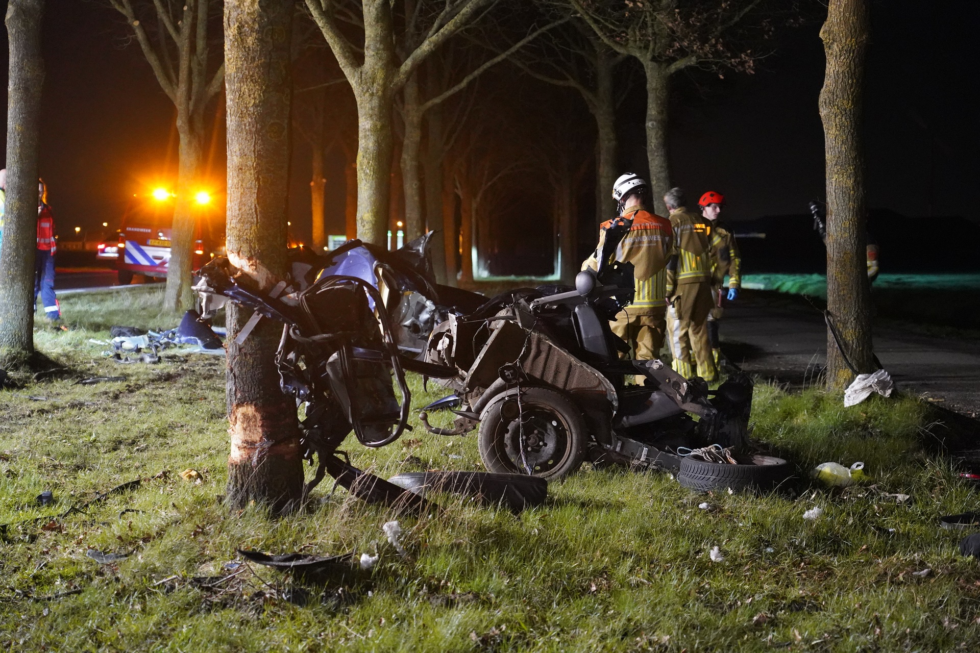 Auto Breekt In Stukken Na Crash Tegen Boom Bestuurder 41 Overleden 4615