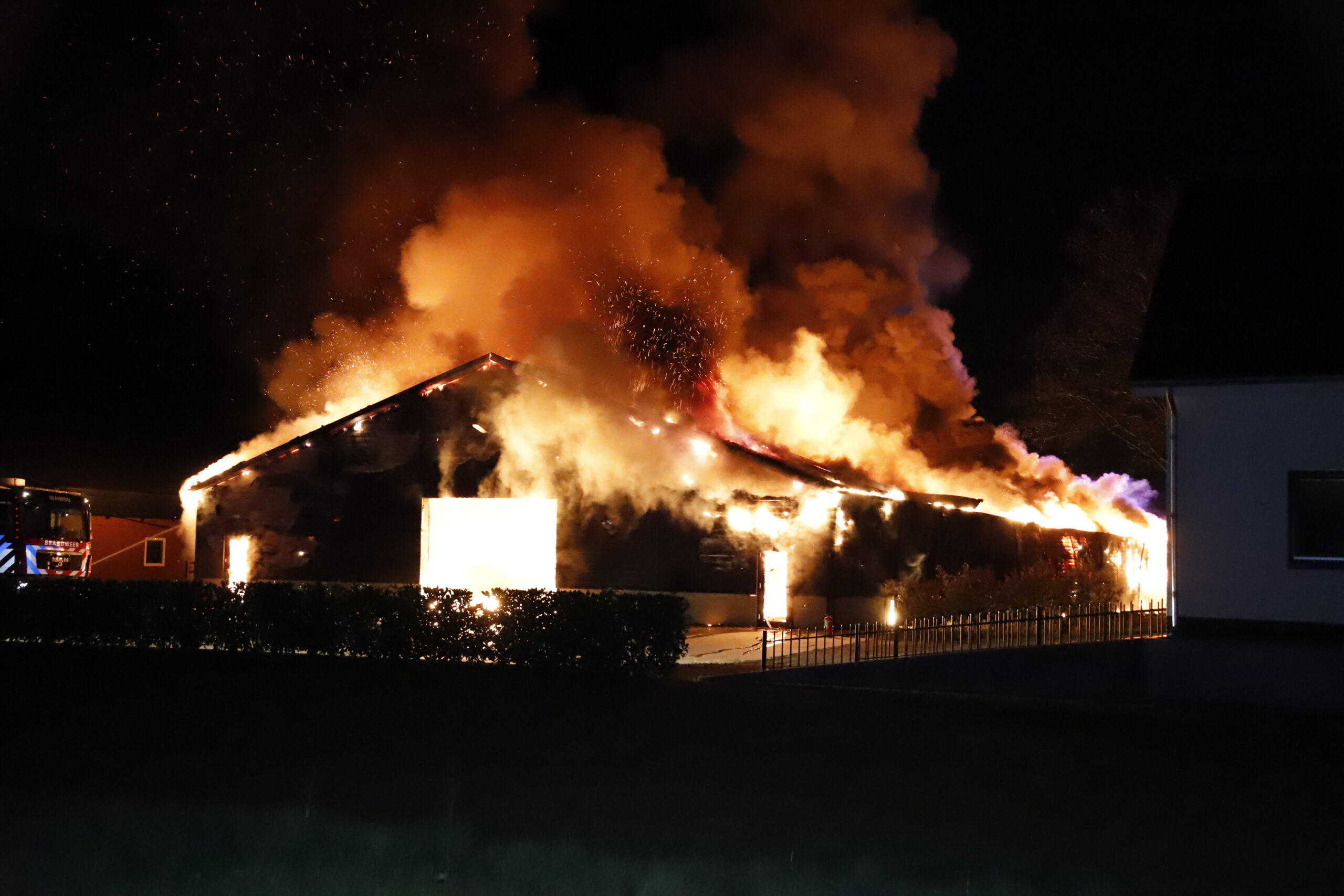 Grote brand verwoest loods