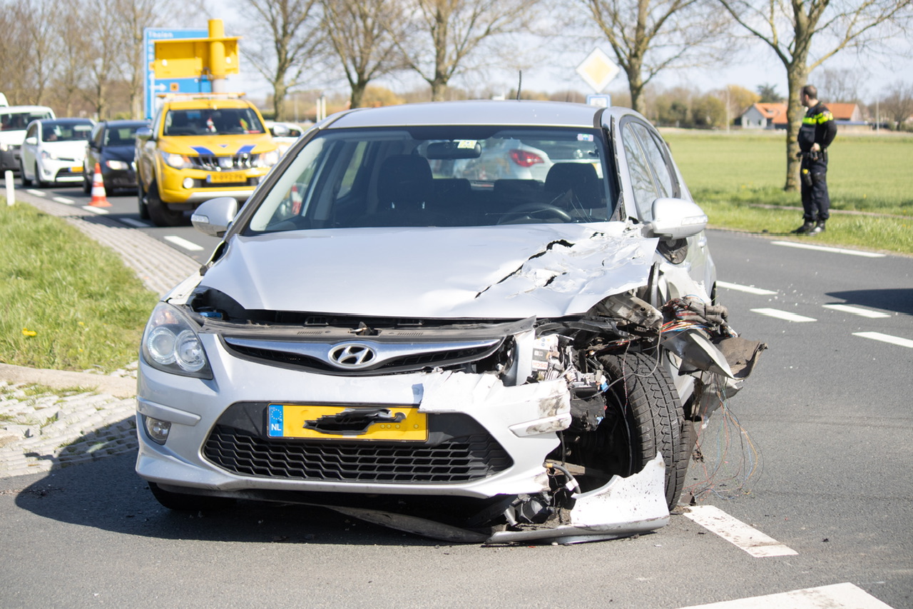 Flinke Schade Na Botsing Tussen Auto’s En Vrachtwagen - 112Brabant