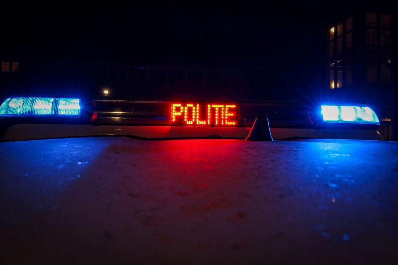 Achtervolging eindigt in crash, man rent snelweg op en klimt over geluidswal