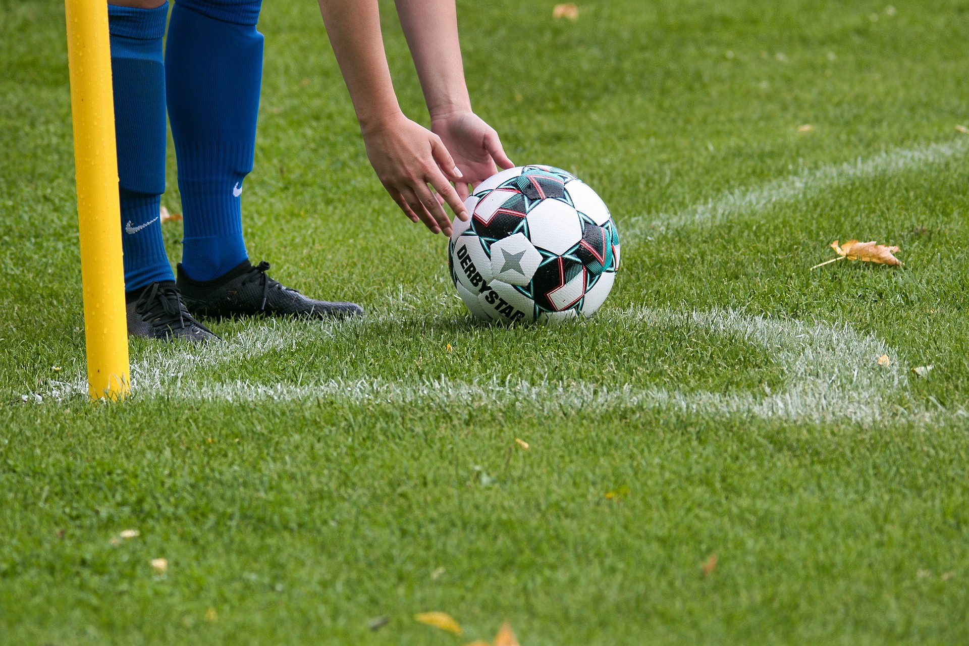 Voetbalwedstrijd stilgelegd nadat 8-jarige supporter lege beker op veld gooit