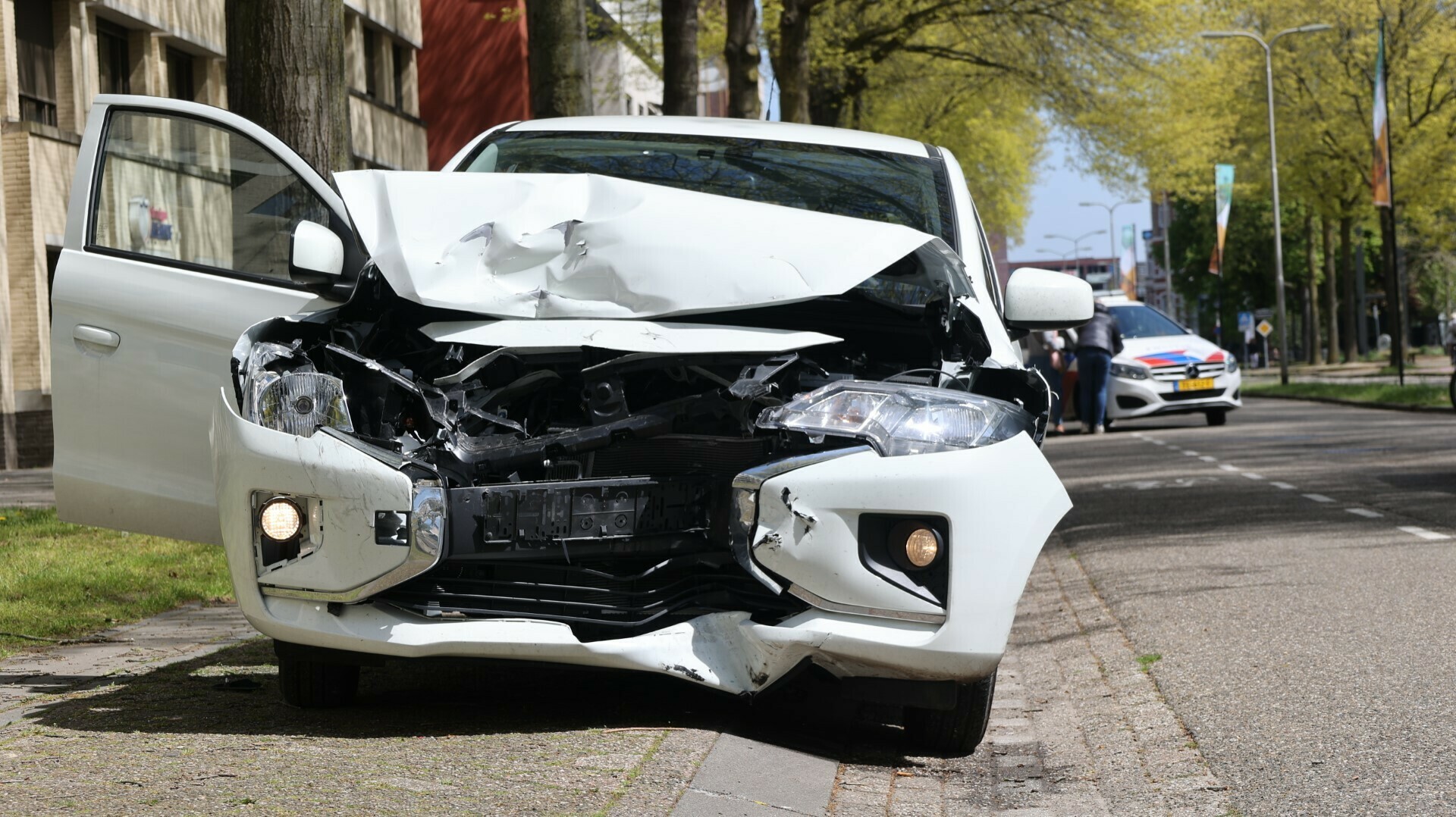 Twee voertuigen zien elkaar over het hoofd auto total loss