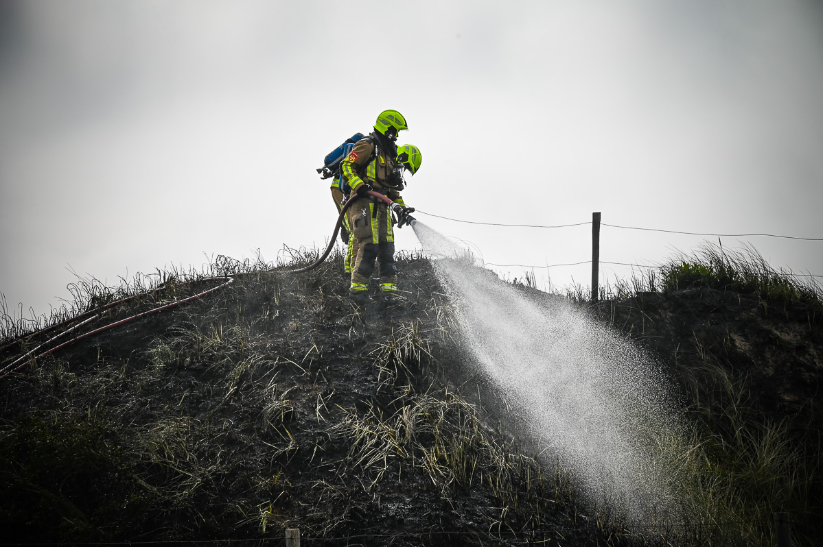 Metershoge vlammen bij grote natuurbrand in Laurabossen
