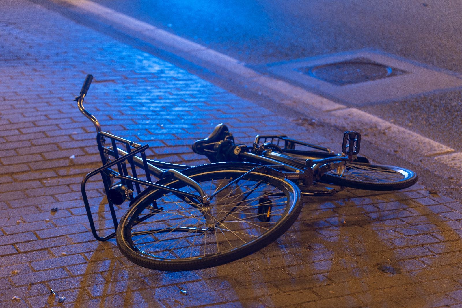 Fietser Geschept Door Auto, Slachtoffer Ernstig Aan Toe