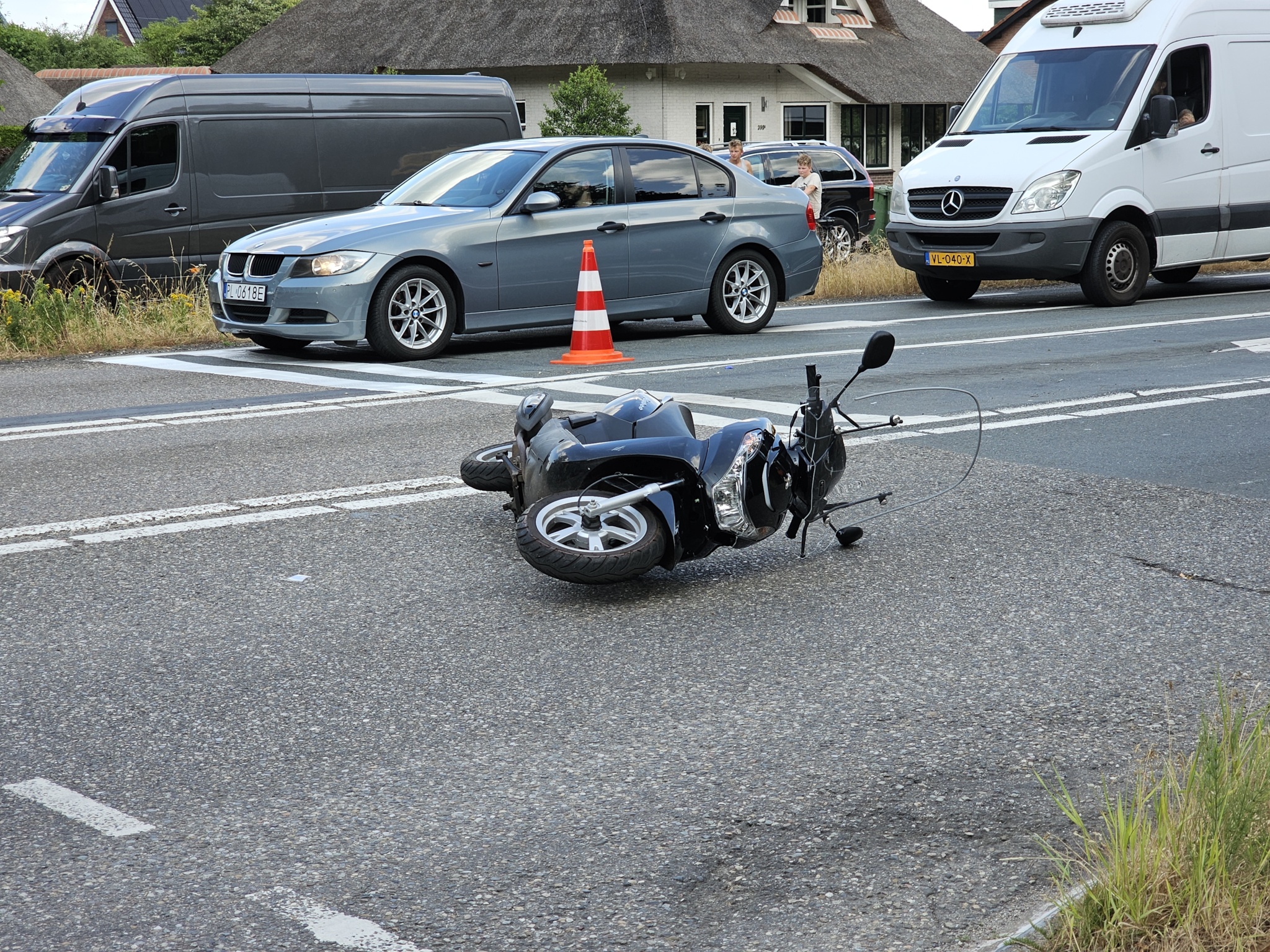 Scooterrijder ernstig gewond na aanrijding met auto