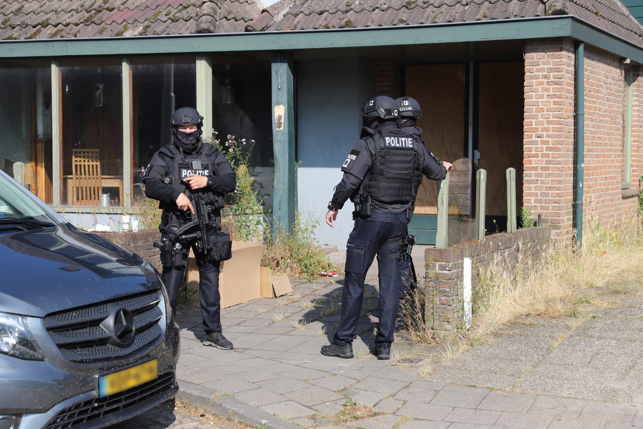 Zwaar bewapende agenten bij Coffeeshop langs de A1
