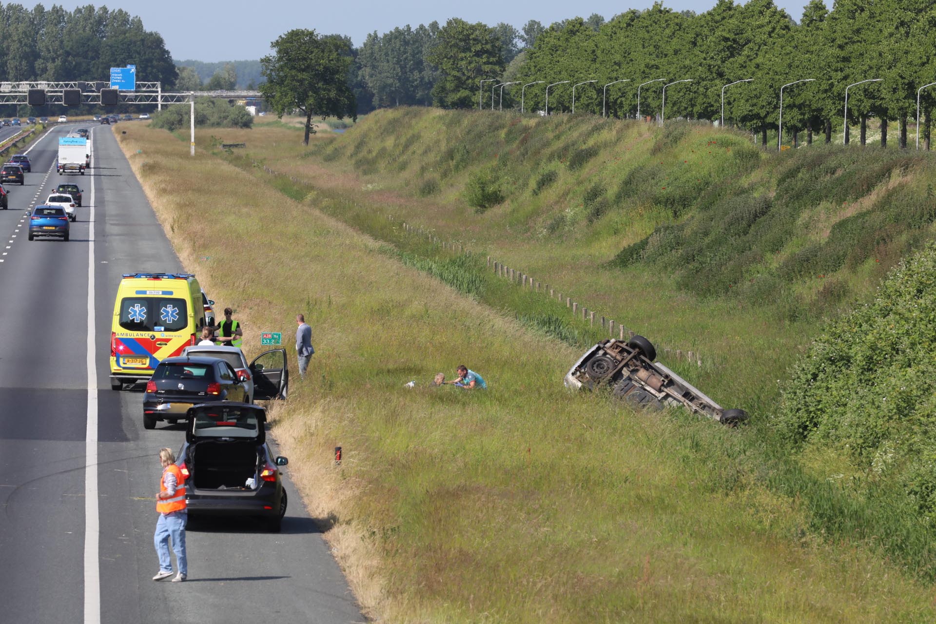 Auto Slaat Over De Kop En Belandt In Sloot