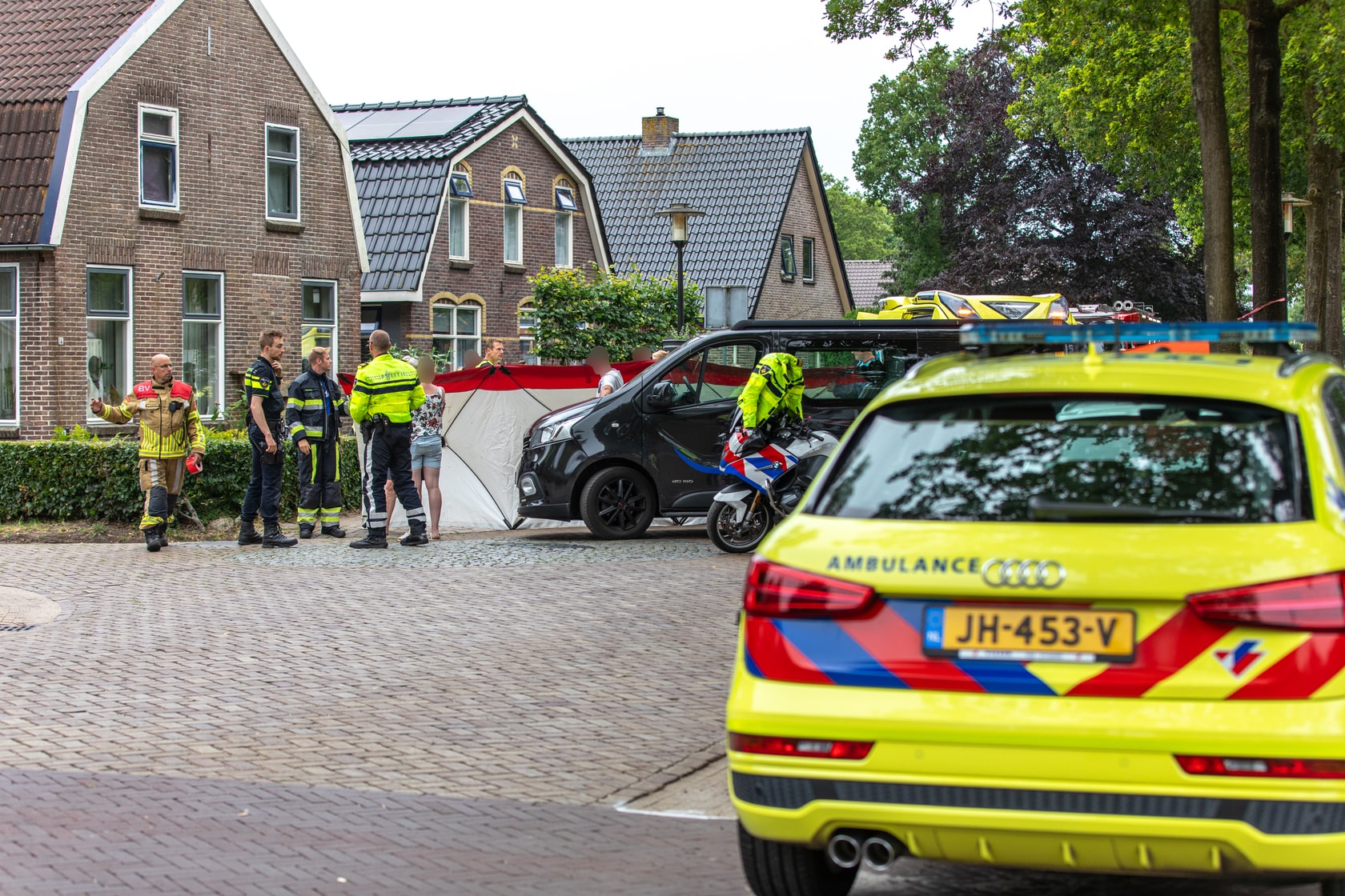 Kind ernstig gewond na aanrijding bij verlaten taxibus