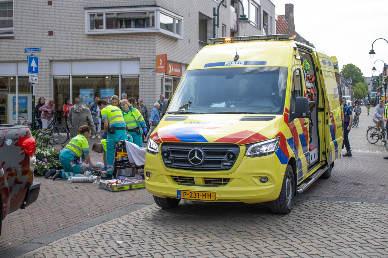 Fietsster zwaargewond na aanrijding met bestelbus
