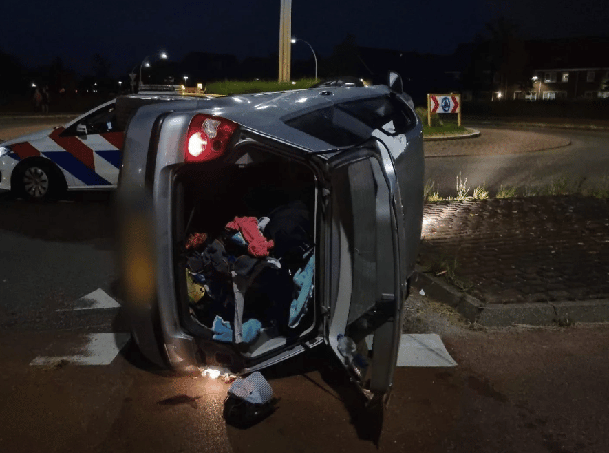 Auto vol spullen achtergelaten na driftpoging: vijf personen gevlucht