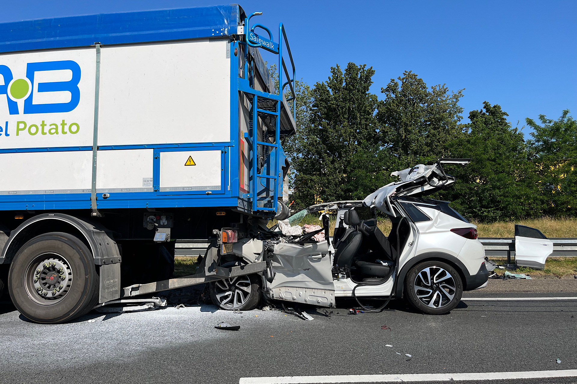 Auto Klem Onder Vrachtwagen Na Ongeval Op Snelweg - 112 Nederland