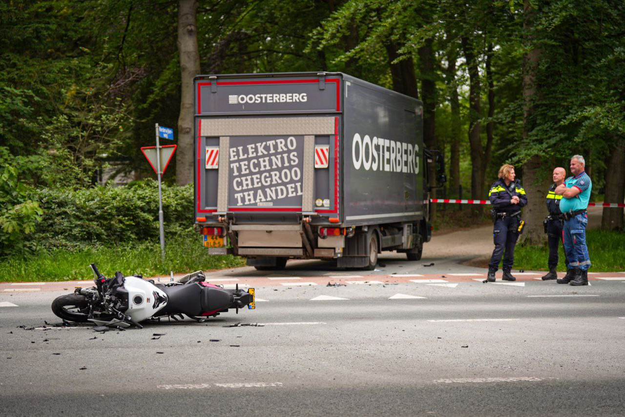 Motorrijder Zwaargewond Bij Aanrijding Vrachtwagen