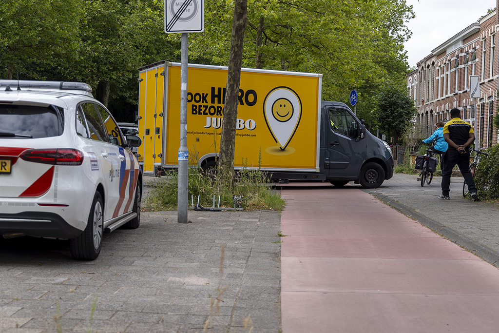 Fietser Geschept Door Afslaande Bestelwagen