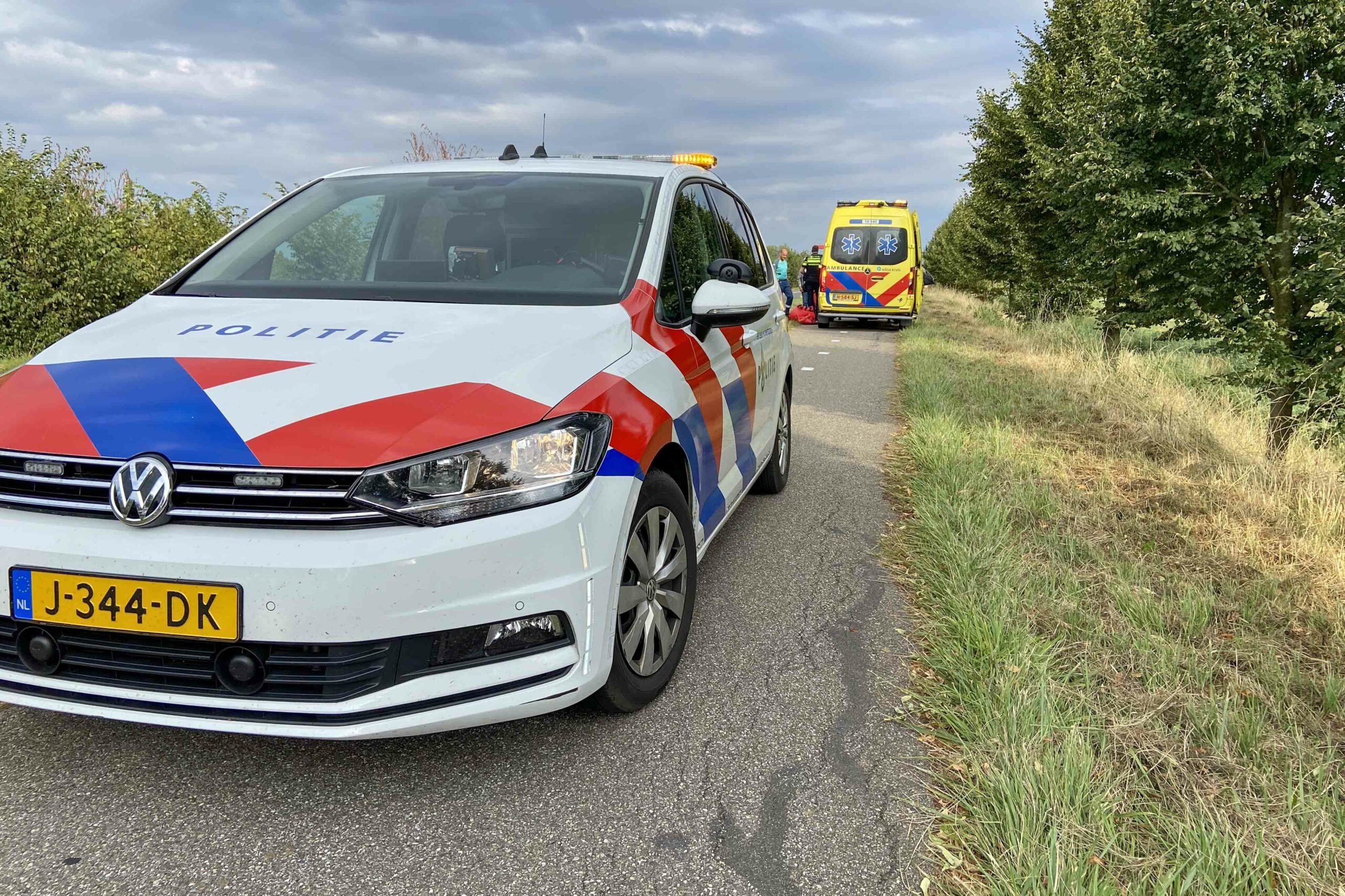 Fietser raakt onwel en belandt enkele meters onderaan de dijk