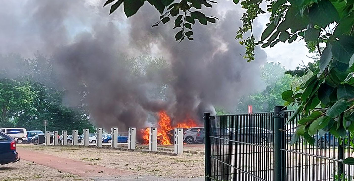 Flinke brand op parkeerplaats bij Walibi Holland