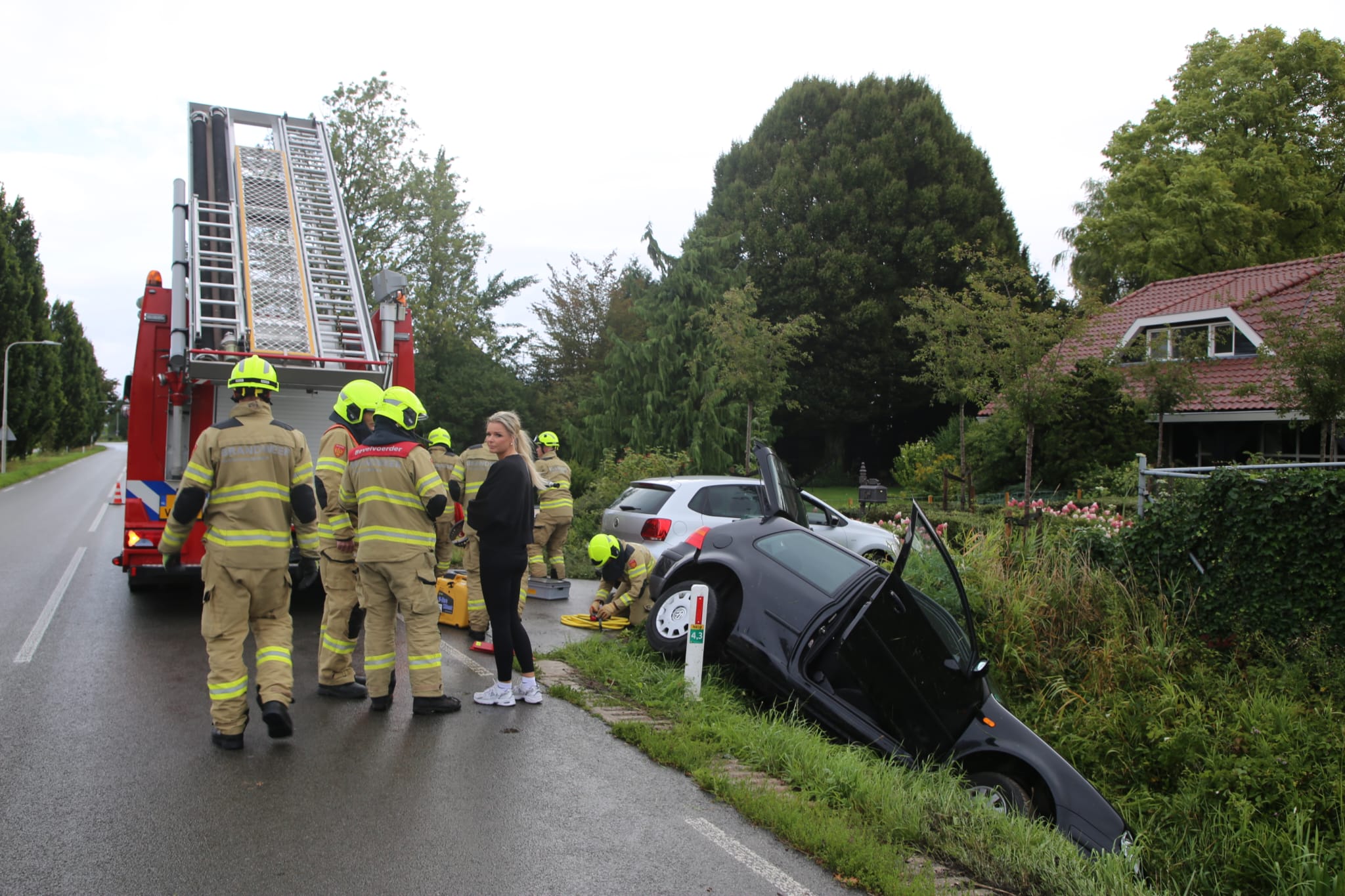 Auto In De Sloot Bij De Beruchte Bocht, Bestuurster Raakt Gewond - 112 ...