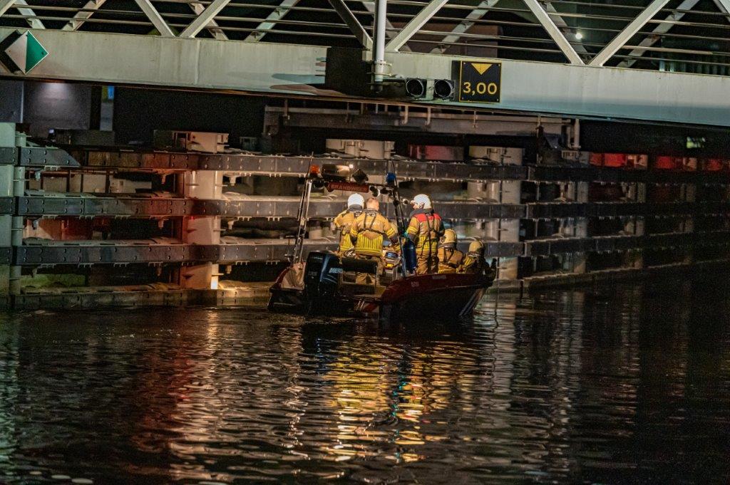 Binnenvaartschip Botst Tegen Brug - 112 Nederland