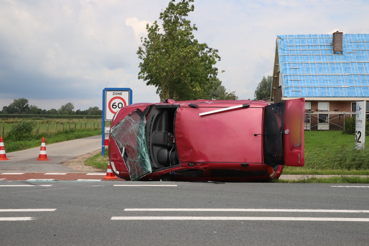 Auto Belandt Op Zijkant Na Ongeval Met Ander Voertuig