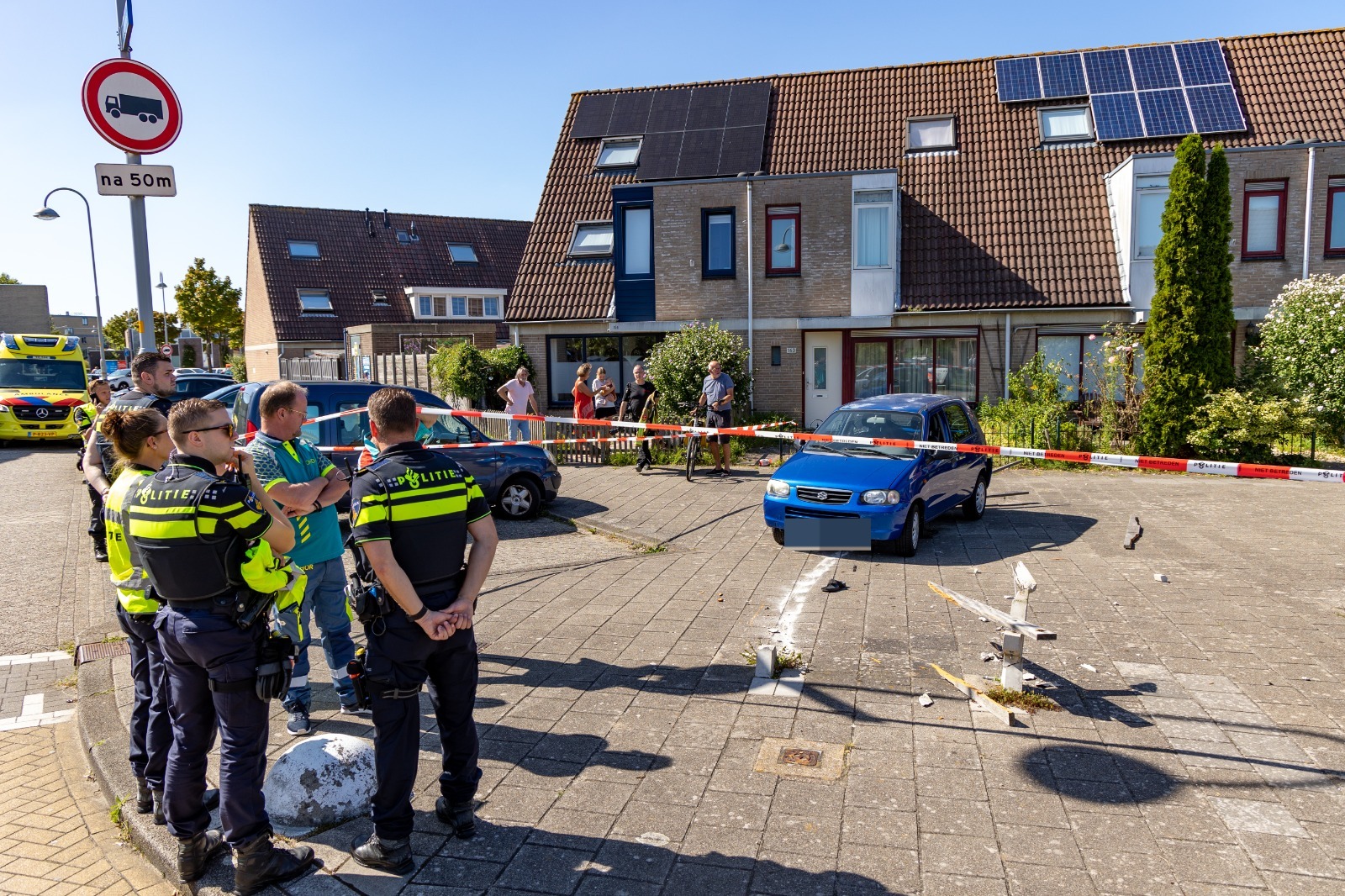 Vrouw Zwaargewond Nadat Bejaarde Achteruit Rijdt