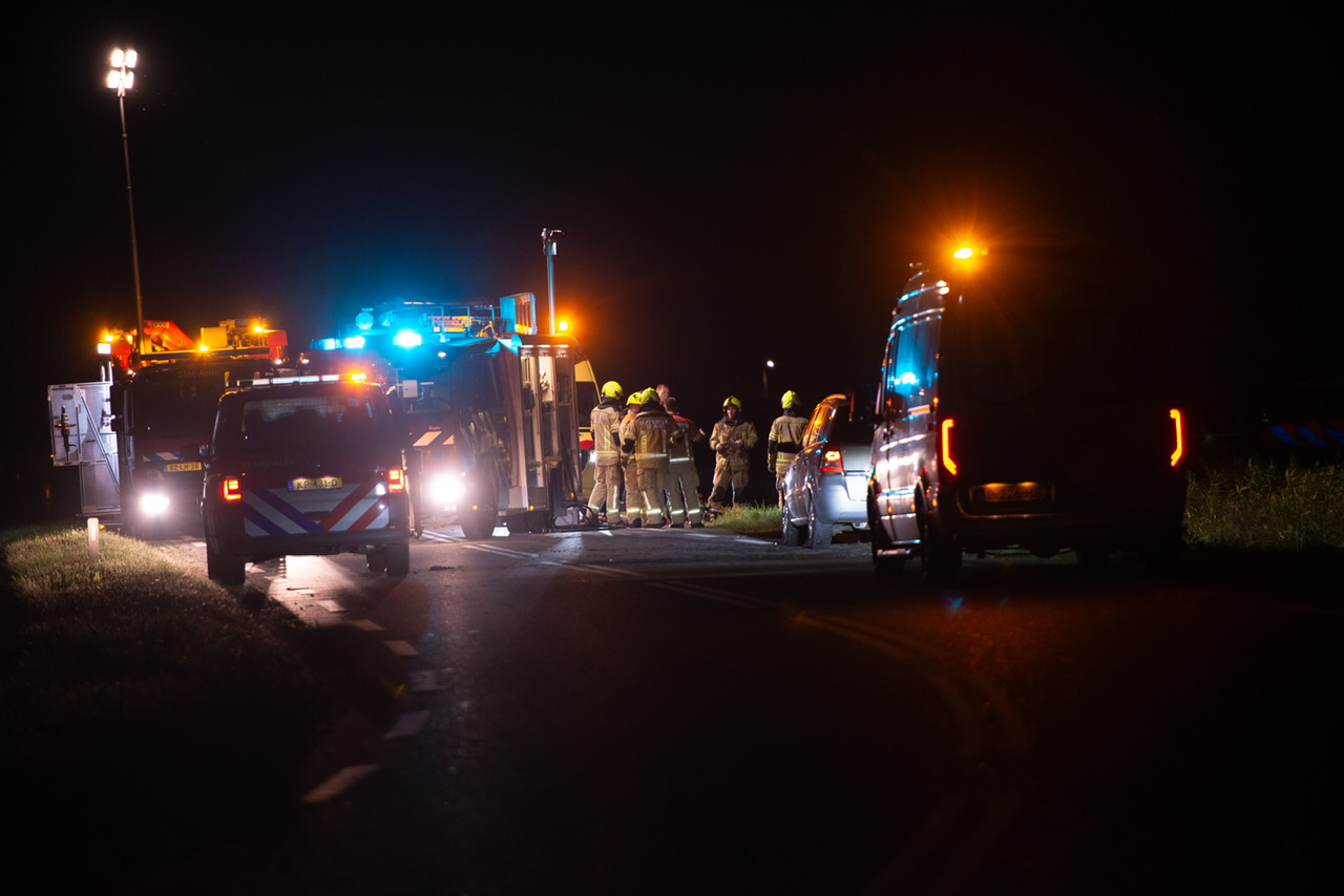Auto in sloot bij eenzijdig ongeval, trauma helikopter landt in weiland