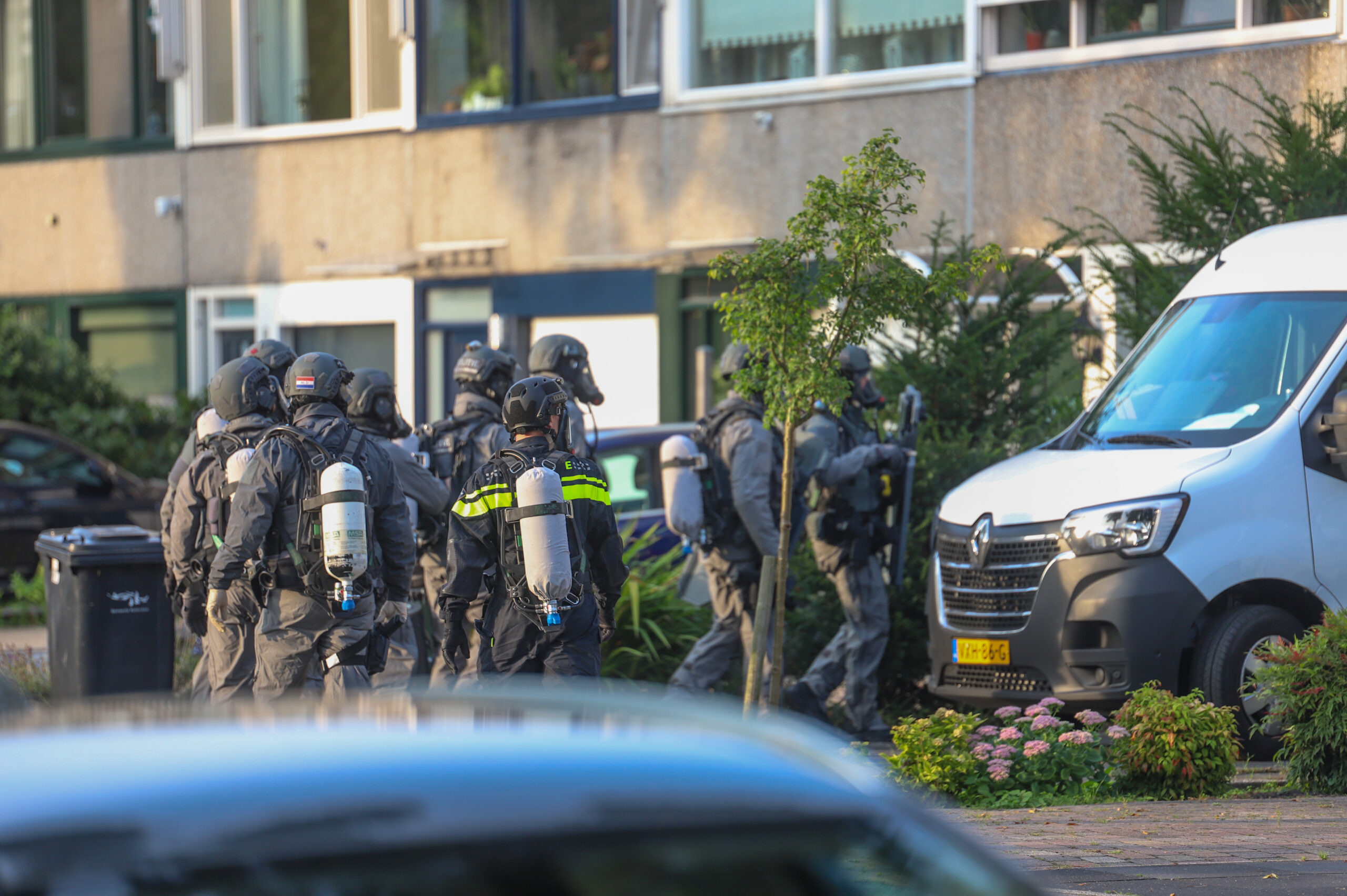 Foto’s: Arrestatieteam Valt Woning Binnen Na Explosie, Mogelijk Drugslab