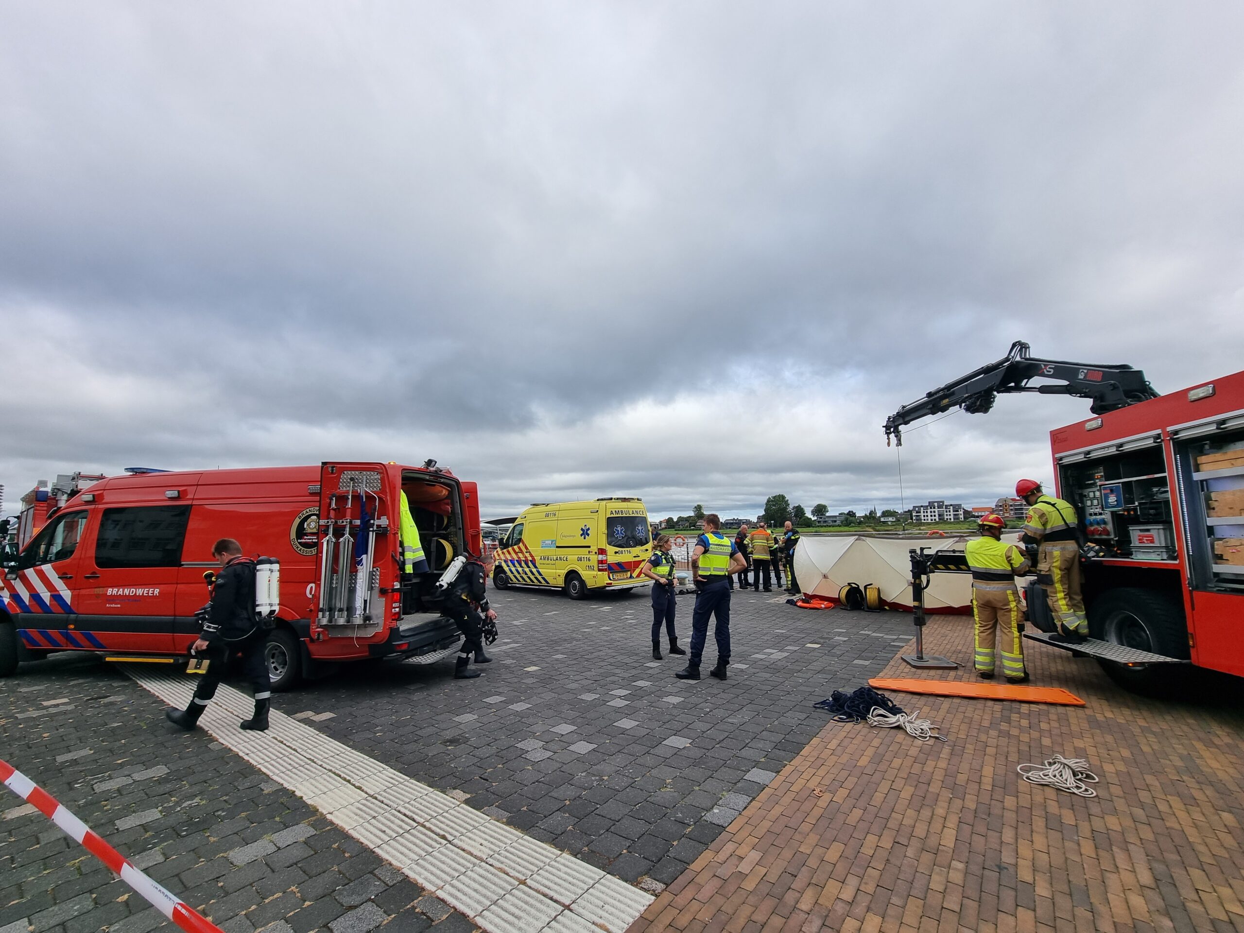 Overleden Persoon Aangetroffen In Water, Politie Start Groot Onderzoek ...