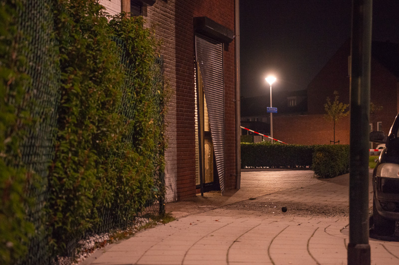 Brandbom zorgt voor schade aan woning en auto