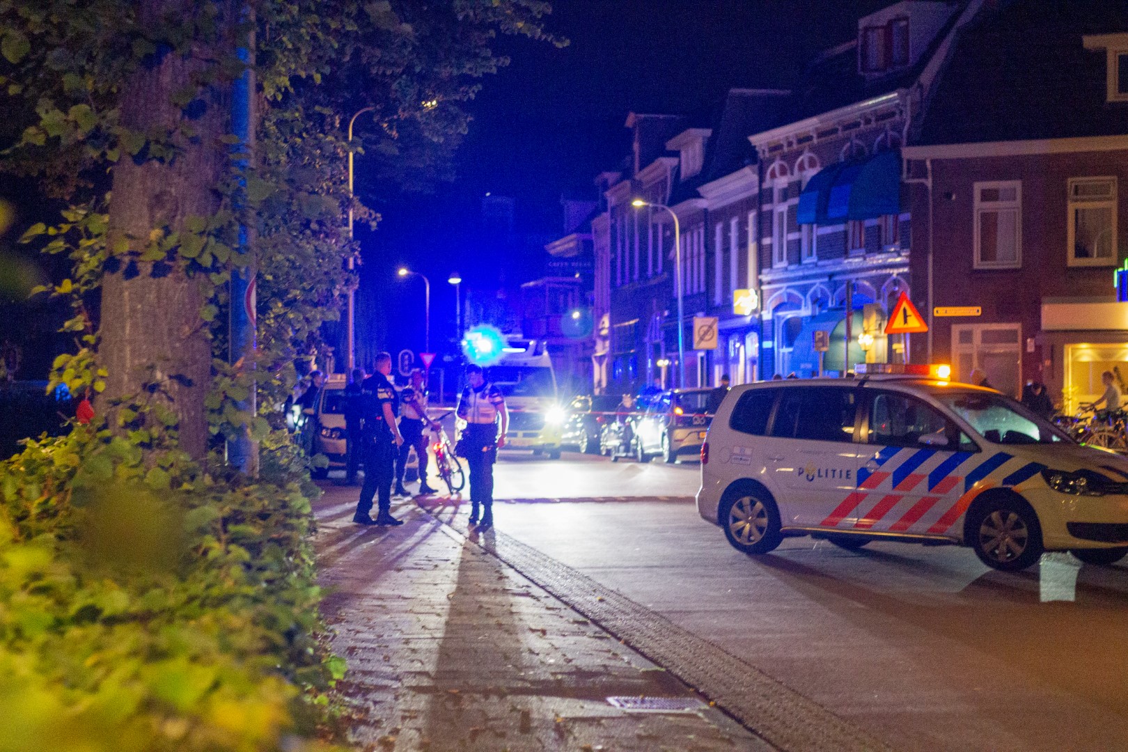 Man neergeschoten bij coffeeshop, slachtoffer ernstig aan toe
