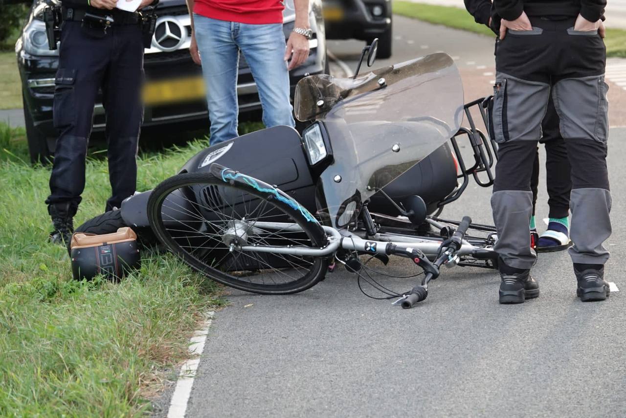 Scooterrijdster Raakt Gewond Bij Botsing Met Fietser - 112 Nederland