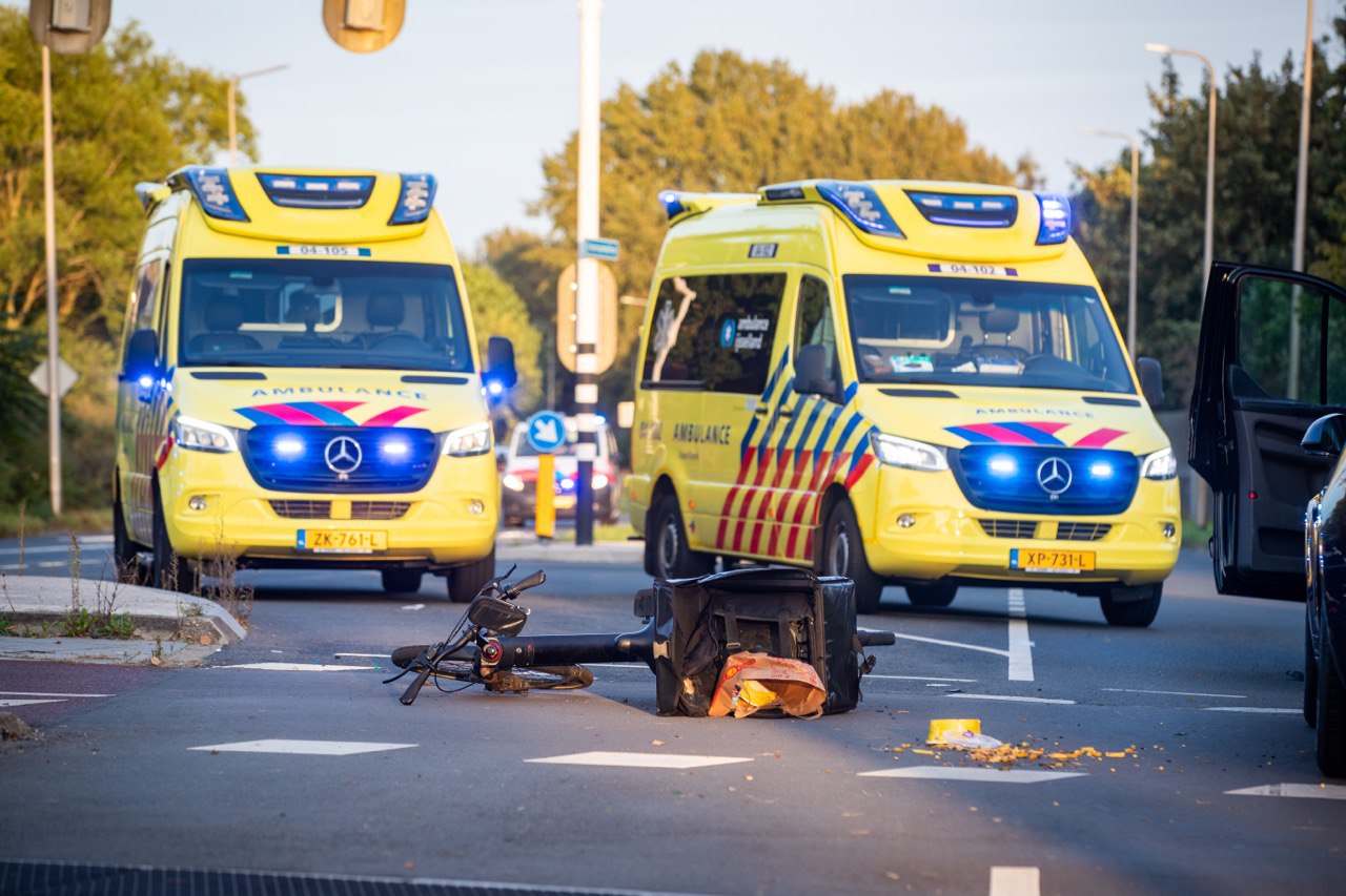Maaltijdbezorger ernstig gewond na botsing met busje