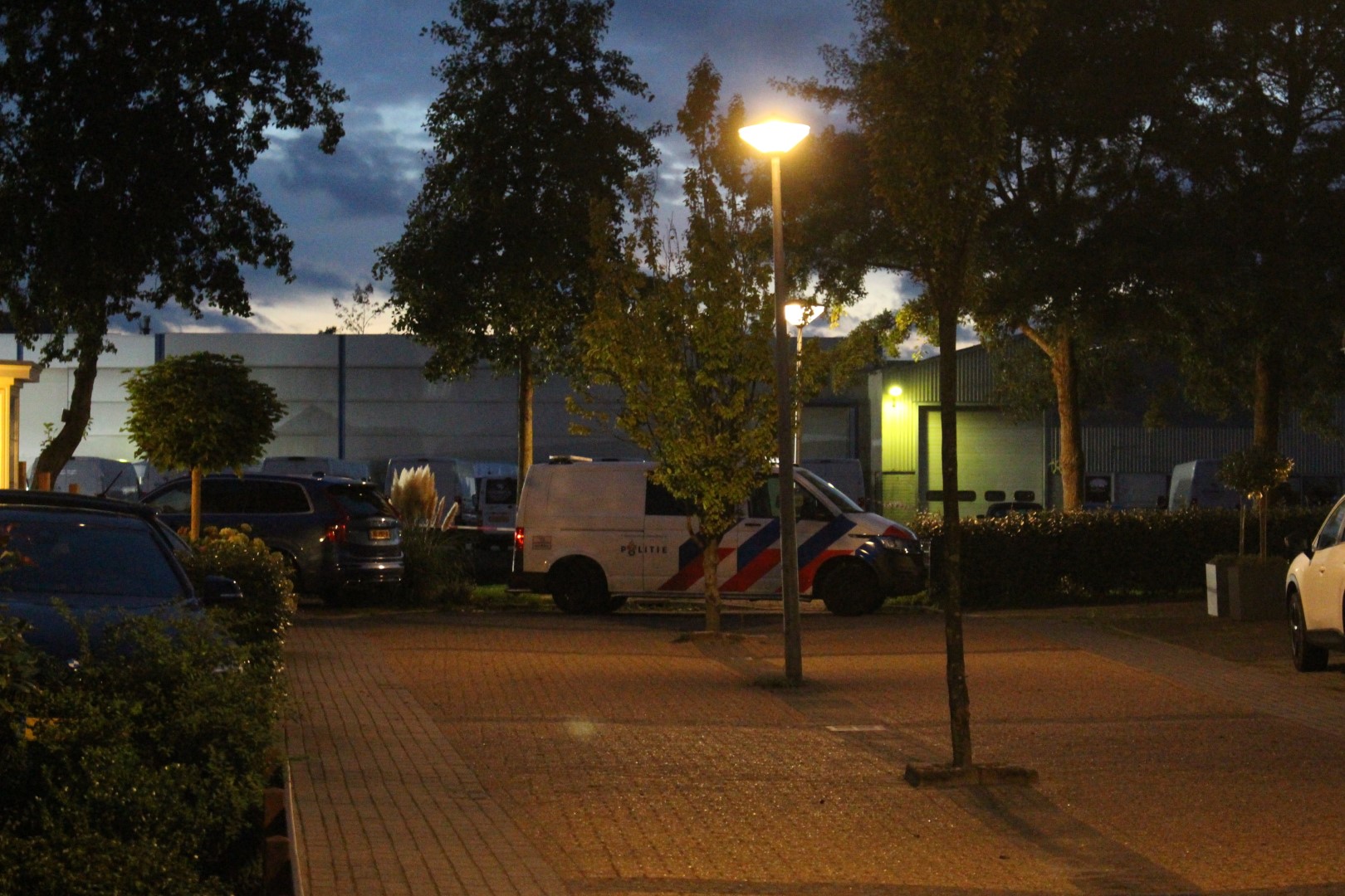 Grootschalig onderzoek naar aantreffen voertuig met stoffelijk overschot in kanaal, Veilingkade in Katwijk - 112 Nederland