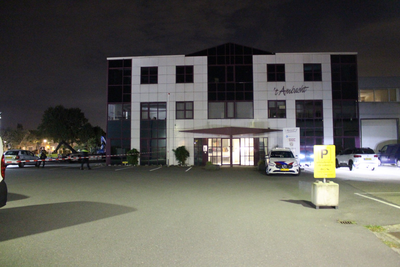 Grootschalig onderzoek naar aantreffen voertuig met stoffelijk overschot in kanaal, Veilingkade in Katwijk - 112 Nederland