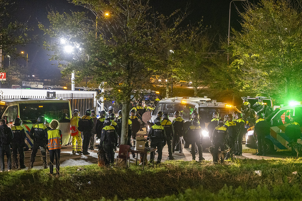 Twee verdachten aangehouden om vuurwerkincident bij Ajax tegen FC Groningen